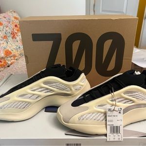 adidas Yeezy 700 V3